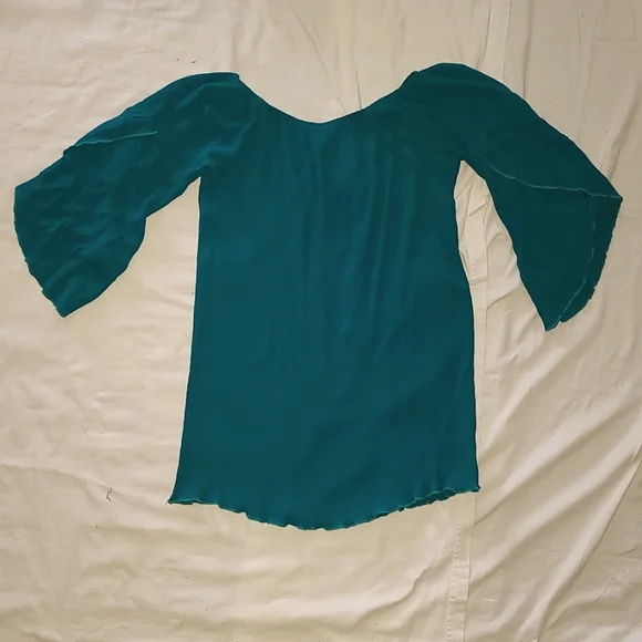 Emerald green crepe lettuce hem top urban mangoz medium - Picture 2 of 8